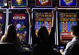 mmjili ဂိမ်းလော်ဘီ Mobile App ဖြင့် Slots ကစားနေသောပုံ